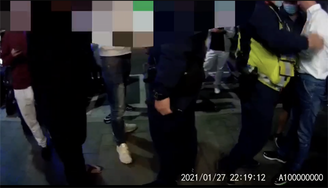 警方到场后，将发生口角争议的店员和吴男等人隔开，避免事端继续扩大。（民眾提供／陈世宗台中传真）
