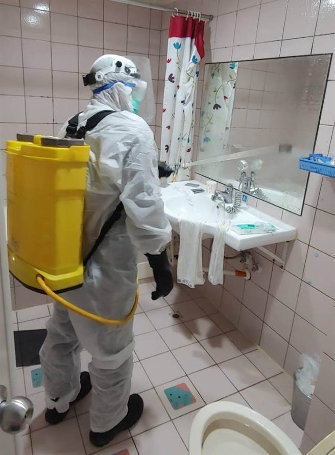 台南市24日传出一名男子猝死防疫旅馆，相关单位调查后，初步排除感染新冠肺炎，卫生单位也已紧急消毒该旅馆。（观旅局提供／李宜杰台南传真）