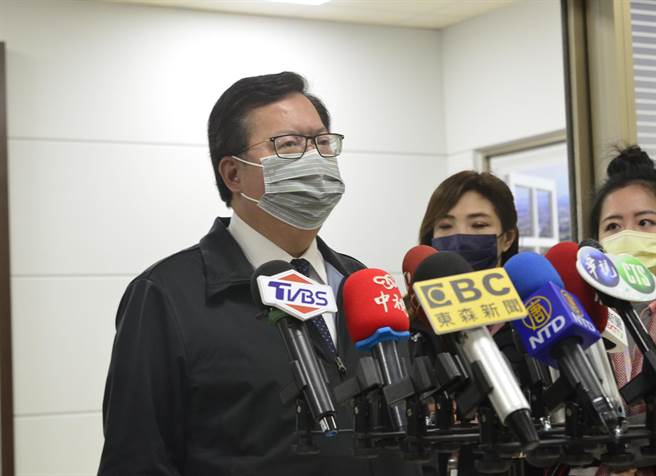 桃园市长郑文灿稍早在脸书发文，盛讚卫福部长陈时中「这位先生」坚守岗位。（赖佑维摄）