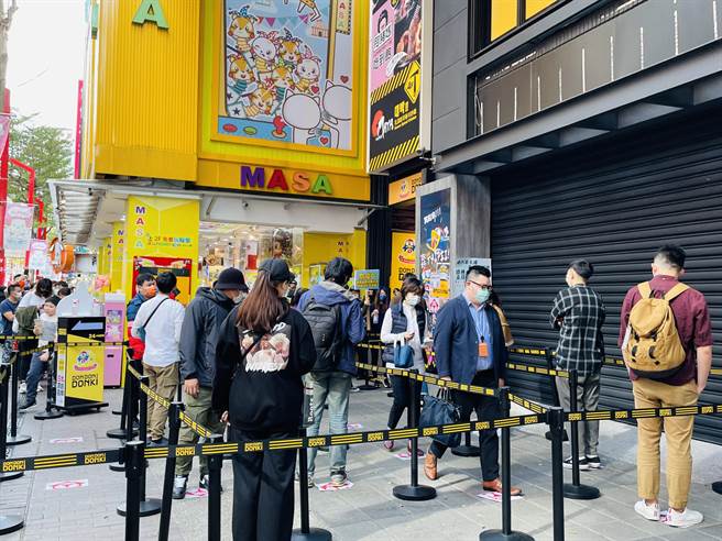 噁！唐吉诃德惊见贩卖过期蛋糕 民眾吞下才发觉 怒骂「噁心至极」。（吴康玮摄）