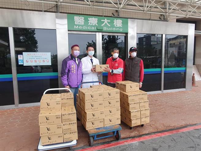 桃園市議員黃敬平同匯德生物科技公司技術長謝觀峻捐贈60箱人蔘液，副院長王偉傑首度出面受禮。（姜霏攝）