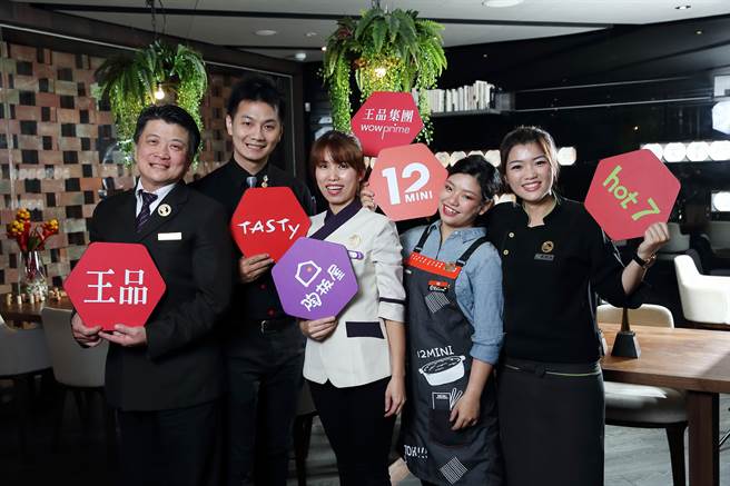 连锁餐饮集团王品因应今年展店需求人力，宣布将大规模招募「店长接班人」及「值班干部」共500名中阶干部，开出高于业界34％的薪资条件，通过考核后可再参与「王品黑马计画」、挑战百万年薪。（王品提供）