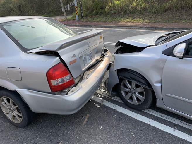 彰化东外环3车连环追撞。（民眾提供／吴敏菁彰化传真）