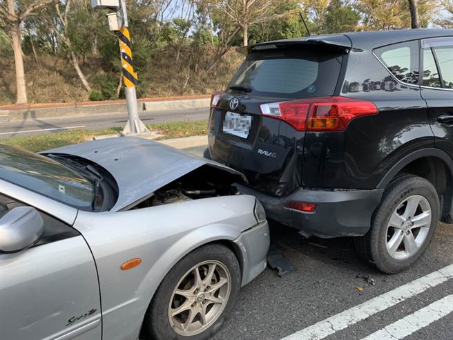 彰化东外环3车连环追撞。（民眾提供／吴敏菁彰化传真）