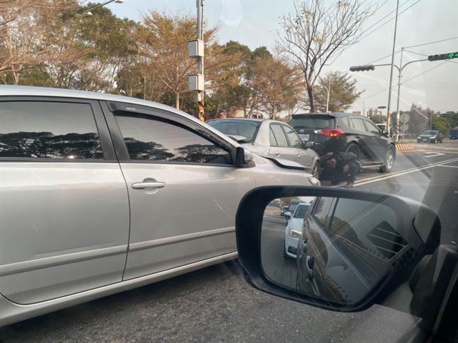 彰化东外环3车连环追撞。（民眾提供／吴敏菁彰化传真）