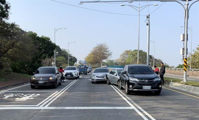 彰化东外环3车连环追撞。（民眾提供／吴敏菁彰化传真）