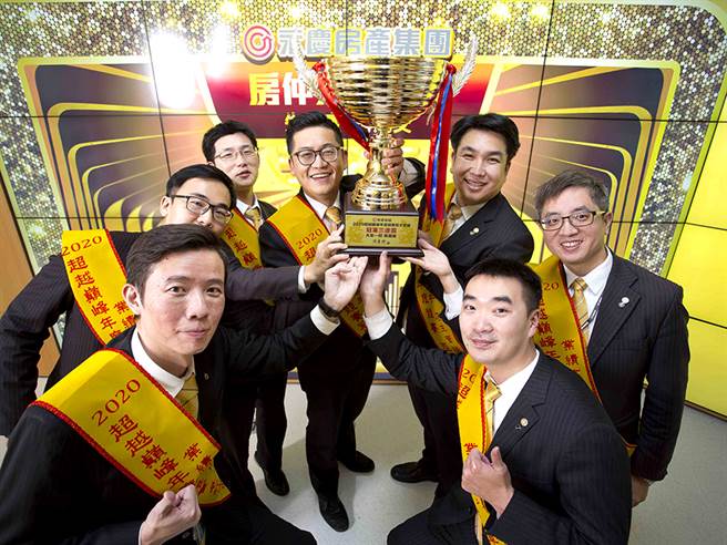 简国维(图中)连续三年带领团队获得区域业绩总冠军。(图/永庆房屋提供)