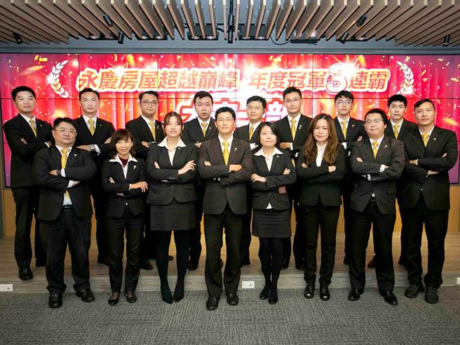 高柏原(图前排左四)以激发团队服务力闻名，今年再度获得店长组冠军肯定。(图/永庆房屋提供)