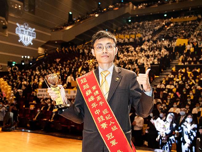 吴政阳年年打破自己的业绩纪录，已连续4年获得超越巅峰经纪人第一名。(图/永庆房屋提供)