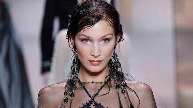 貝拉哈蒂德（Bella Hadid）近日登上時裝周伸展台秀出好身材。（圖／達志影像）