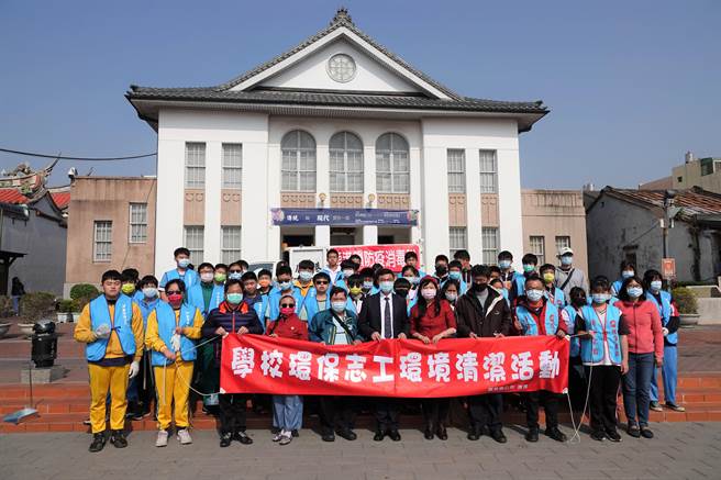 鹿港镇公所招募学生投入担任环保志工。(吴敏菁摄)
