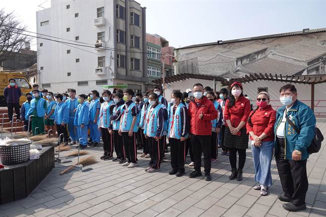  鹿港镇公所招募学生投入担任环保志工。(吴敏菁摄)