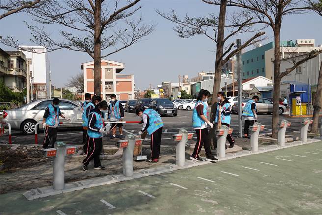  鹿港镇公所招募学生投入担任环保志工。(吴敏菁摄)