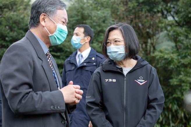 总统蔡英文视察鞍部气象站，却把气象局长郑明典考倒了。(翻摄自郑明典脸书)