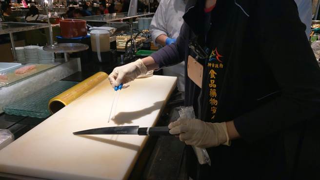 知名海港餐廳疑似爆發食物中毒，食安處到場採驗。（台中市衛生局提供／馮惠宜台中傳真）