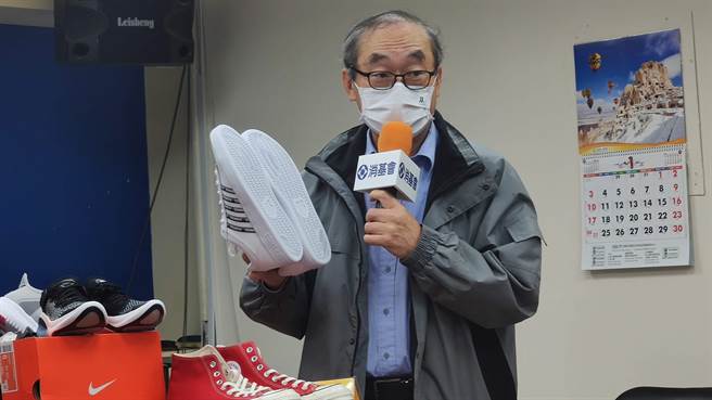 消基会建议，主管机关应检讨一般鞋具的国家标准，纳入鞋底摩擦系数测试，作为市场抽测的依据及业者遵循的法规。（林良齐摄）