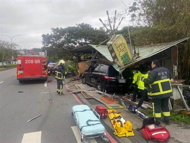 32岁周姓男子27日中午12时许，驾驶礼仪公司厢型车行经新北市深坑区文山路二段与平埔街口，车辆突然直接衝入路旁槟榔摊。（翻摄）