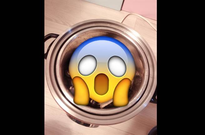 一名女子想炖香菇鸡汤给老公喝，但内锅却忘了加水，等她打开锅盖一看，眼前画面让她当场傻眼。(图/截自脸书 爆怨公社)