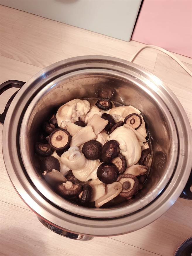 人妻PO出她炖的香菇鸡汤，几乎被熬到快变「滴鸡精」。(图/截自脸书 爆怨公社)