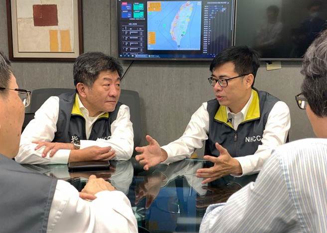 高雄市长陈其迈脸书发文，贴出时任行政院副院长时与陈时中开会讨论防疫的照片。（翻摄自陈其迈脸书）