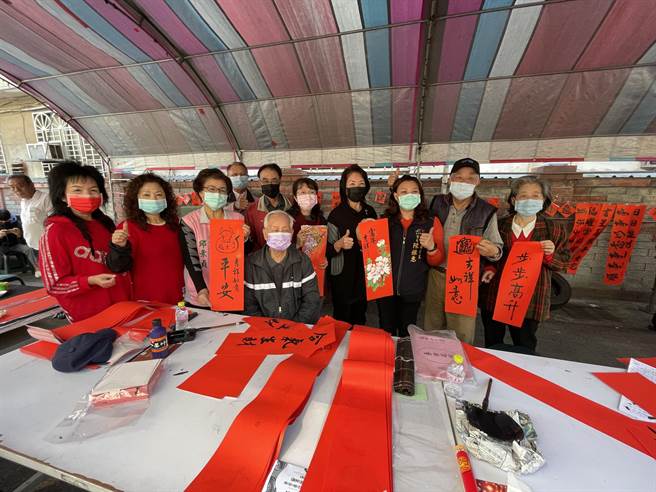 台中市南区国光里福正宫土地公庙举办「写春联送春联」活动，邀请书法家现场挥毫。(冯惠宜摄)