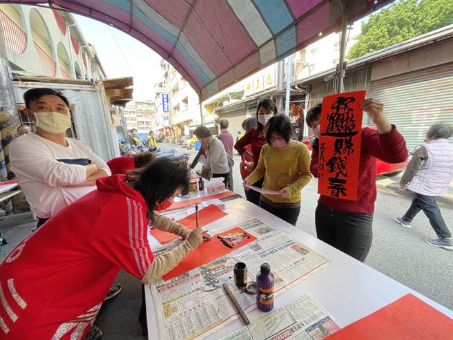台中市南区国光里福正宫土地公庙举办「写春联送春联」活动，邀请书法家现场挥毫。(冯惠宜摄)