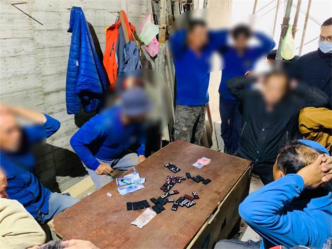 警方27日中午12时许前往查缉，当场查获45岁蔡姓男子等16人天九牌方式聚赌。（翻摄）