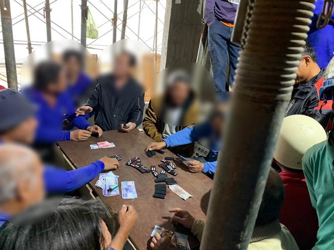 警方27日中午12时许前往查缉，当场查获45岁蔡姓男子等16人天九牌方式聚赌。（翻摄）