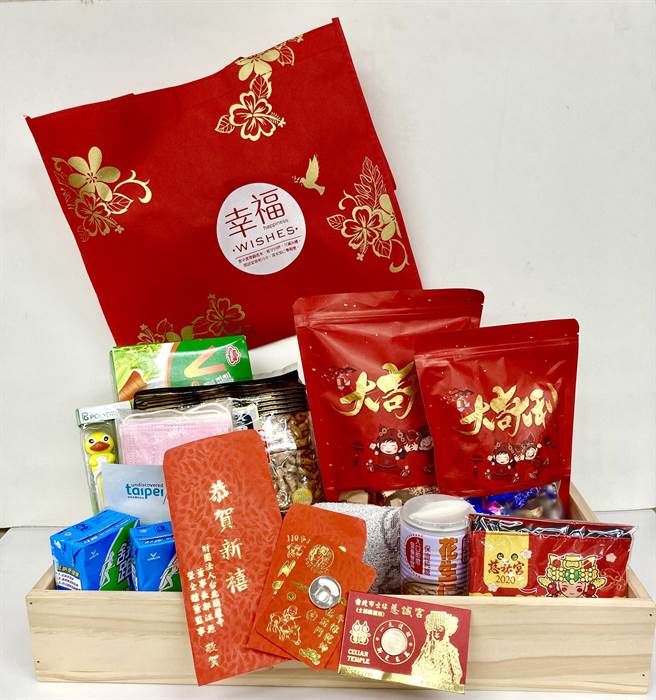 台北市政府推出「新春祝賀防疫關懷包」，即日起限量發放3000份給本國籍居家檢疫民眾。（台北市民政局提供／張立勳台北傳真）