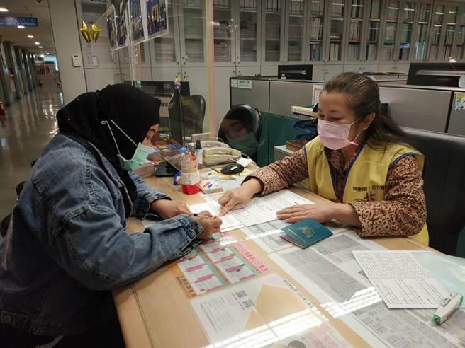 劳工局提供移工临柜谘询法令问题服务。（新北市劳工局提供／许哲瑗新北传真）