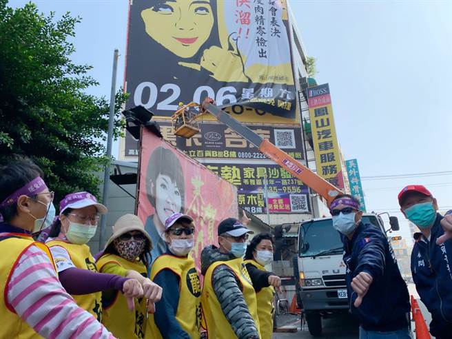 罢捷团体今急拆看板，怒呛「鸭霸政府」。（柯宗纬摄）