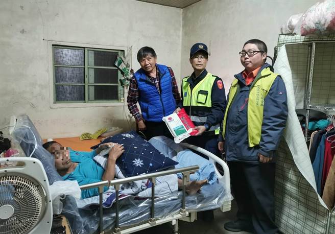 石冈分驻所携手当地里长及警察志工深入辖区，关怀慰问独居长辈并致赠白米。（东势分局提供／王文吉台中传真）