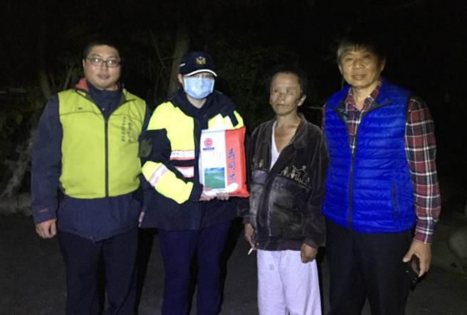 石冈分驻所携手当地里长及警察志工关怀慰问弱势家庭并致赠白米。（东势分局提供／王文吉台中传真）
