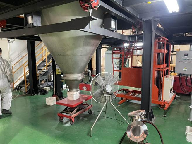 柳營科技工業區傳出工安意外，光洋科2名工人清洗槽體時疑似吸入殘留氮氣昏迷。（讀者提供／莊曜聰台南傳真）