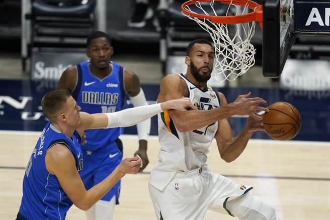 爵士中锋戈贝尔的上篮，遭到独行侠前锋波尔金吉斯打手犯规。(美联社)