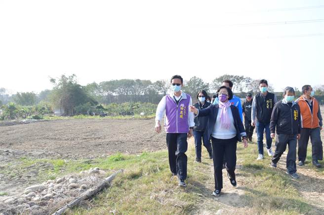 彰化县长王惠美28日和彰化市长林世贤、代表会主席陈文宾等多位市民代表、经济部水利署第三河川局规划课长张国明及当地里长等现地勘查大肚溪垒球场旁河滨公园的规划。占地4.5公顷，预计投入6000万元。（吴敏菁摄）