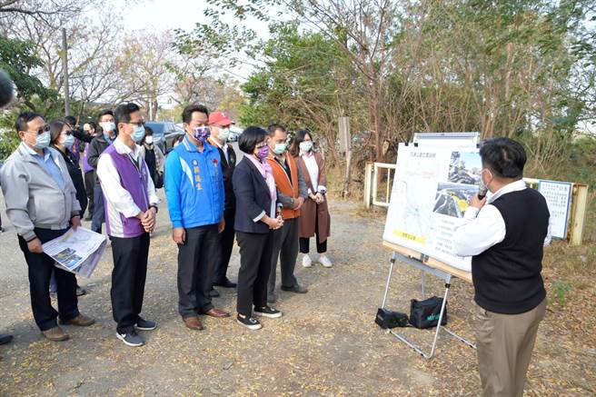 彰化县长王惠美28日和彰化市长林世贤、代表会主席陈文宾等多位市民代表、经济部水利署第三河川局规划课长张国明及当地里长等现地勘查大肚溪垒球场旁河滨公园的规划。占地4.5公顷，预计投入6000万元。（吴敏菁摄）