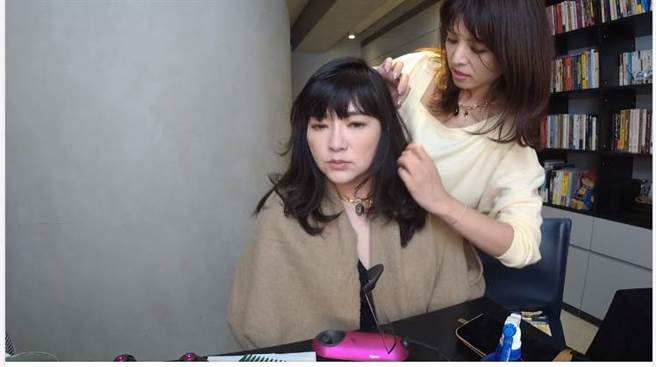 林叶亭替唐绮阳改造新髮型（图／取材自唐绮阳占星帮脸书）