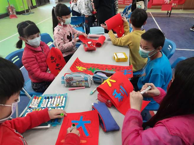 景文科技大學視覺傳達設計系等5個系學會團隊25日至27日聯合帶領新北市新店區龜山國小辦理寒假冬令營。（景文科大提供）