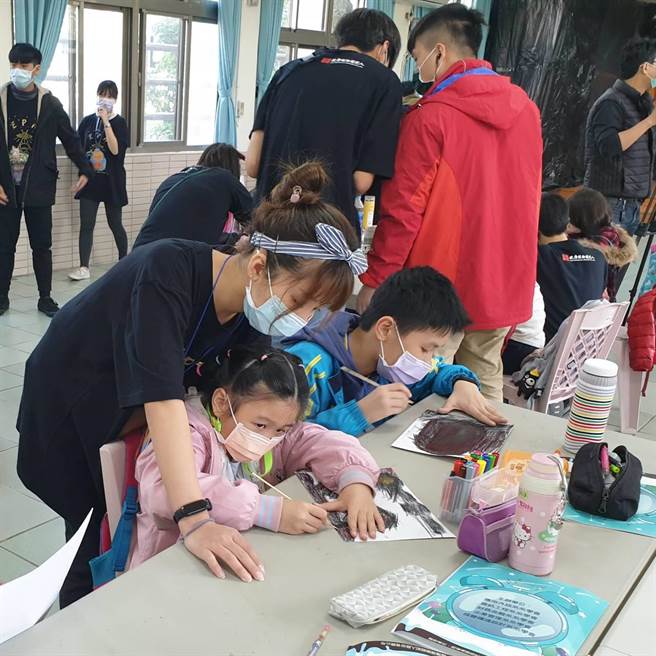 景文科技大學視覺傳達設計系等5個系學會團隊25日至27日聯合帶領新北市新店區龜山國小辦理寒假冬令營。（景文科大提供）