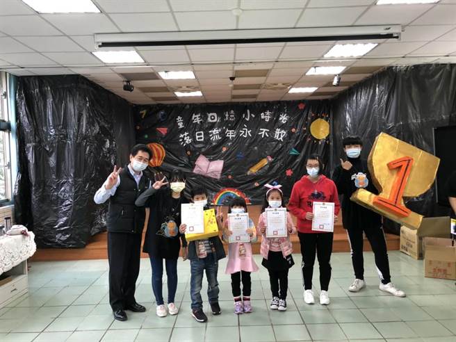 景文科技大學視覺傳達設計系等5個系學會團隊25日至27日聯合帶領新北市新店區龜山國小辦理寒假冬令營。（景文科大提供）