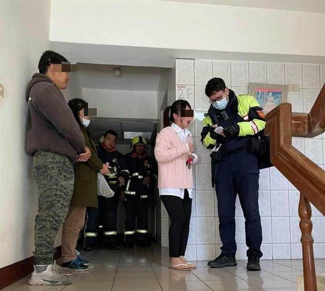 黄女自故障电梯脱困，引起友人的虚惊一场。（警方提供／陈世宗台中传真）