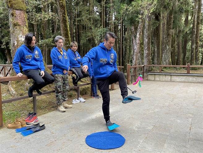 徐乃麟(右)携儿徐新洋(左)在节目中大玩游戏。(中视提供)