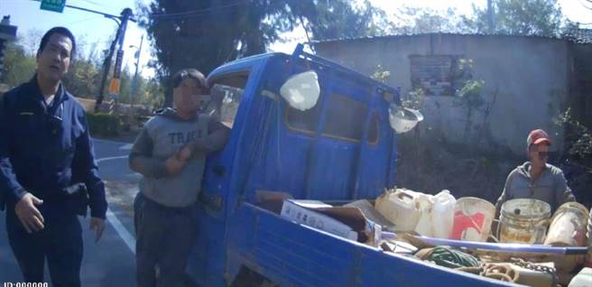 金门县警局交通队落实巡逻勤务，寻获「失踪人口」王姓男子（右），提醒以后要多与家人联络。（警方提供）