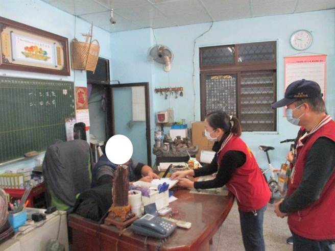 执行人员向江某家人说明，希望协助督促出面处理裁罚程序。（行政执行署花莲分署提供／王志伟花莲传真）