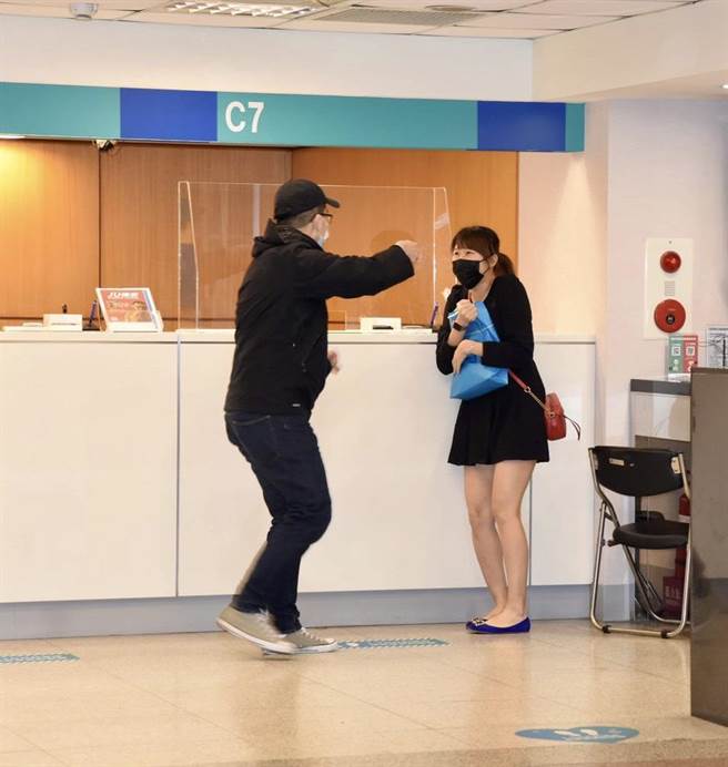 警方模擬歹徒尾隨會計進銀行。（警方提供，文：陳鴻偉）