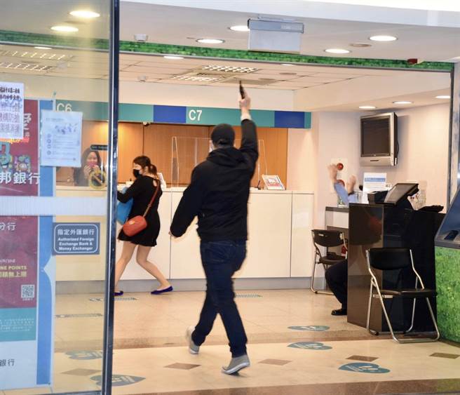 模擬歹徒持槍衝入銀行。（警方提供，文：陳鴻偉）
