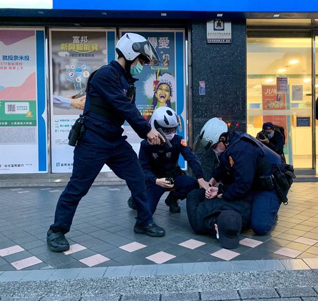 演練警方在門口及時逮捕搶匪。（警方提供，文：陳鴻偉）