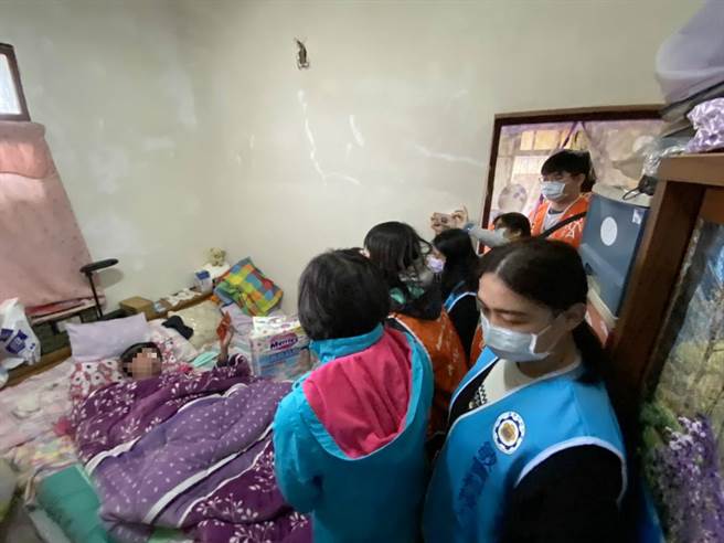 蔡先生因瘫痪，长期卧床，家中经济陷入困难，新竹县政府、蔡衍明爱心基金会，与明新、敏实科大学生，28日前往慰问，送上旺福红包、伴手礼、民生物资及年菜。（庄旻静摄）