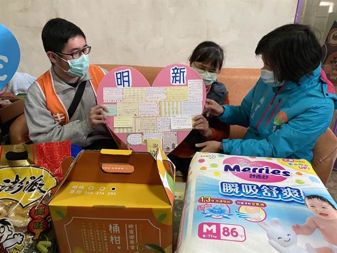 明新科技大学学生慰问蔡先生夫妻，并献上祝福送暖。（庄旻静摄）